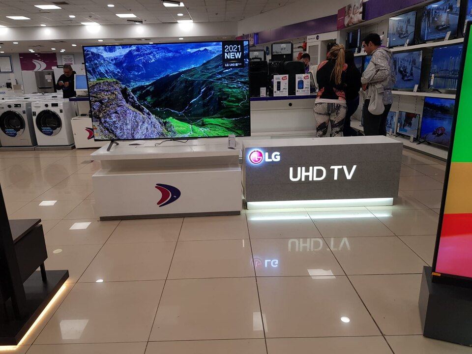 Isla LG UHD TV con público en el punto de venta