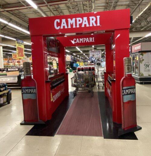 Arco rojo de ingreso Campari