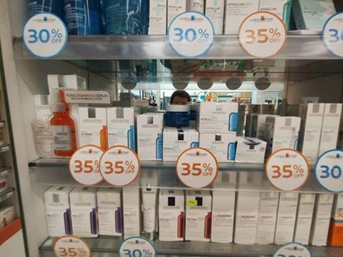 Góndola de La Roche-Posay con señalización de descuentos